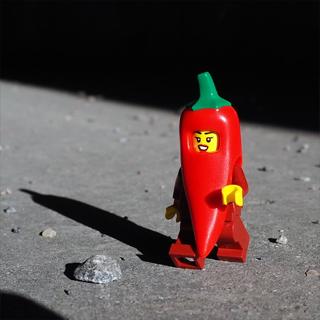 LEGO keräilyhahmot: Chilipukuinen fani | Pii Poo LEGO-maailma